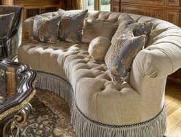Amara Sofa Living Room
Amara Sofa shown with:Tufted&nbsp;seat with&nbsp;Bronze&nbsp;Star buttonsBronze Star nailhead over Bullion base