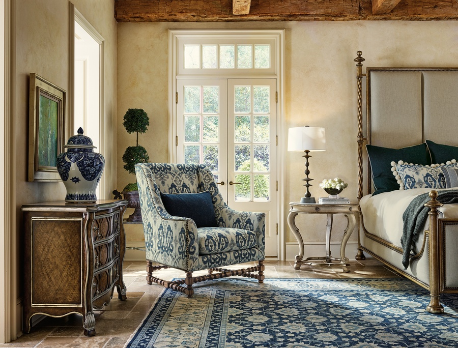 Gibson&nbsp;Chair shown with:Boxed seat cushionTight backNailhead frame trimExposed frame available in selection of finishes